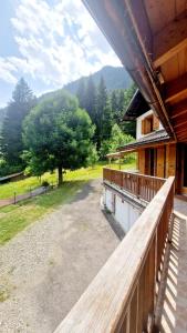un portico di una casa con ringhiera in legno di Chalet Sterenn, 10 personnes, Grand Bornand et La Clusaz a Entremont
