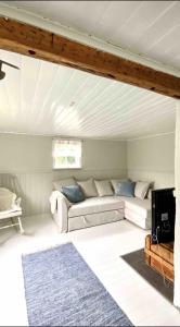 Ruang duduk di Charming Bohuslän Cottage with Nature Views