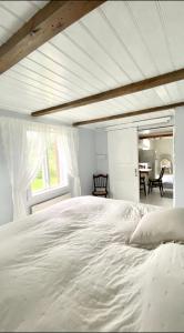Katil atau katil-katil dalam bilik di Charming Bohuslän Cottage with Nature Views