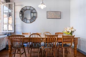 Una mesa de comedor con sillas y un espejo. en SUPERBE VILLA ARMAND, en Le Touquet-Paris-Plage 8 fotos más