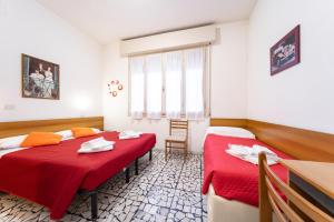 A bed or beds in a room at Hotel Cortina