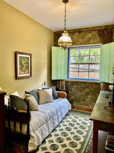 a bedroom with a bed and a window at Casa Vintage in Ouro Preto