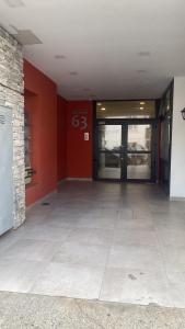 een lege ingang naar een gebouw met een rode muur bij Antártida Argentina 63 in Ushuaia