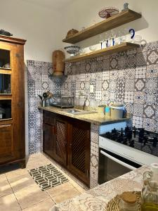 a kitchen with a sink and a stove at Casa Vintage in Ouro Preto