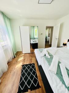 3Rooms Central Modern near MTU- Lakescape FeWos في فريدريشسهافن: غرفة نوم بها سرير كبير ومرآة +17 صورة