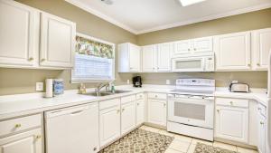 Kuchyň nebo kuchyňský kout v ubytování 323 Arbor Trace Home