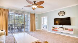 TV a/nebo společenská místnost v ubytování 323 Arbor Trace Home + 17 fotografií