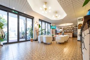 A seating area at Hotel Cortina