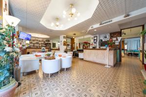 A restaurant or other place to eat at Hotel Cortina