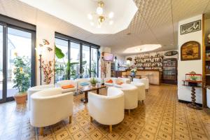 A seating area at Hotel Cortina