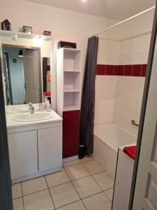 Ένα μπάνιο στο Joli Appt La Pérouse, Centre ville, Rez de Jardin
