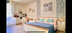 a small bedroom with a bed and a kitchen at La casa di Pi Ta in Sassari