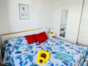 Un dormitorio con una cama con un girasol. en Condominio Athena, en Bibione