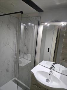 Ένα μπάνιο στο Joli Cottage Familly 2 chambres au Village Vacances été +10 φωτογραφίες