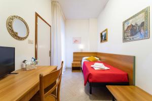 A bed or beds in a room at Hotel Cortina