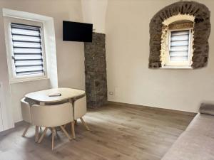 TV a/nebo společenská místnost v ubytování Tibur Parva - Intero Appartamento nel Borgo medievale