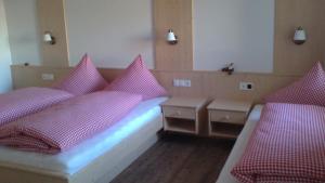 Łóżko lub łóżka w pokoju w obiekcie Landhaus Alpenjäger