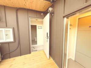 una camera con corridoio, porta e specchio di GreeneStay Sindang DDP Seoul a Seul Altre 254 foto