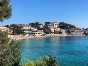 a view of a beach with buildings and the water at Bandol Studio à deux pas du port in Bandol