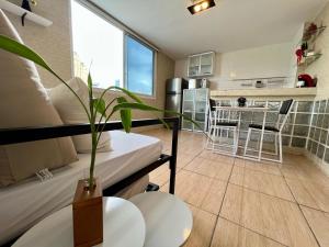 a room with a table with a potted plant at Vista Inesquecível de São Paulo! in Sao Paulo +32 photos