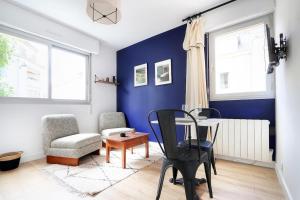 una sala de estar con una mesa y una silla en Cosy Inkermann, en Rennes