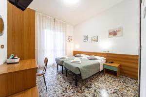 A bed or beds in a room at Hotel Cortina