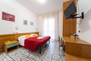 A bed or beds in a room at Hotel Cortina