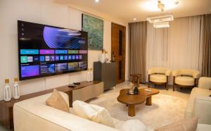 ダル・エス・サラームにあるLittle Hideawayのソファと大きなテレビのあるリビングルーム