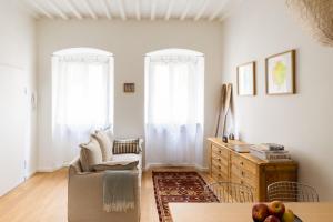 Una sala de estar con una silla y una mesa. en Inn Oltremare - appartamento di design a un passo dal centro e dal mare, en Livorno 8 fotos más