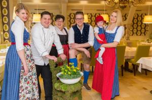 Eine Gruppe von Leuten, die sich für ein Foto in einem Restaurant ausgeben in der Unterkunft Hotel Alte Post Südsteiermark in Leibnitz