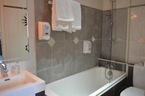 Kylpyhuone majoituspaikassa Hotel Central Anzac