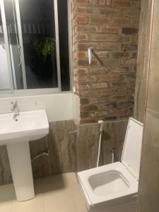 Ванная комната в Amigos one bed room jungle view apartment