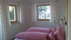 Łóżko lub łóżka w pokoju w obiekcie Landhaus Alpenjäger