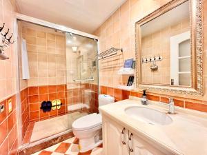 ein Badezimmer mit Toilette, Waschbecken und Spiegel in der Unterkunft 福来小院民宿 in Jiezi Ancient Town