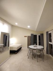 a room with a bed and a table and chairs at La hora azul departamentos in Playas Doradas