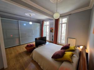 Postel nebo postele na pokoji v ubytování Luxury Central Apartment