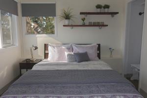 Кровать или кровати в номере Desert Pines Holiday Getaway +15 фотографий