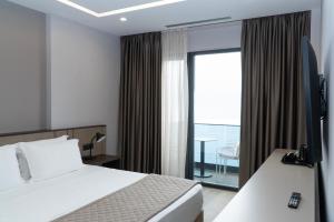 TV a/nebo společenská místnost v ubytování Joelle Premium Hotel