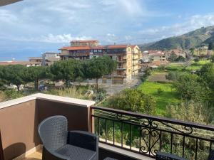 un balcone con sedie e vista sulla città di Gine's Tropea Home a Tropea