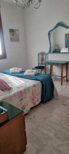 a bedroom with two beds and a blue piano at Casa Rave 17 in Córdoba