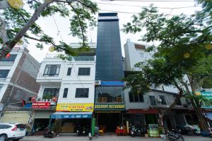 吉婆岛Catba Discovery Hotel的街道中间有高塔的建筑