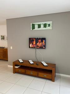 a living room with a coffee table on a wall at Terra mares Porto das dunas in Aquiraz