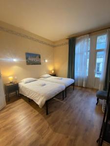 Un pat sau paturi într-o cameră la Logement Spacieux 3 Chambres à Azay-le-Rideau