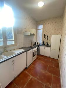 O bucătărie sau chicinetă la Logement Spacieux 3 Chambres à Azay-le-Rideau +8 fotografii