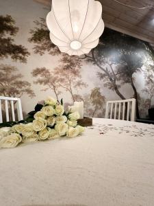 a table with a large bouquet of ivory roses at Klintvägen 1 in Mariehamn