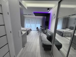 Una sala de estar con dos camas y un sofá en una habitación. en APARTAMENT Słoneczna 28 - POGORZELICA, en Pogorzelica