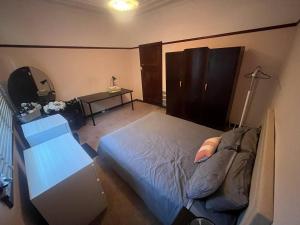 Postel nebo postele na pokoji v ubytování Airport Sharehouse + 11 fotografií