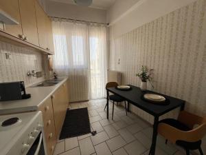 Kuchyň nebo kuchyňský kout v ubytování Lovely Studio Apartment + 15 fotografií