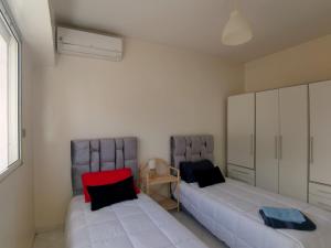 deux lits côte à côte dans une pièce dans l'établissement Xavier's Home, à Rabat