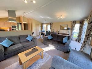 Posezení v ubytování Beautiful Spacious Lodge in Kippford Country Park Pass the Keys